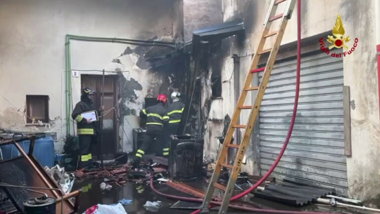 Appartamento distrutto da un incendio a Catania (VIDEO)