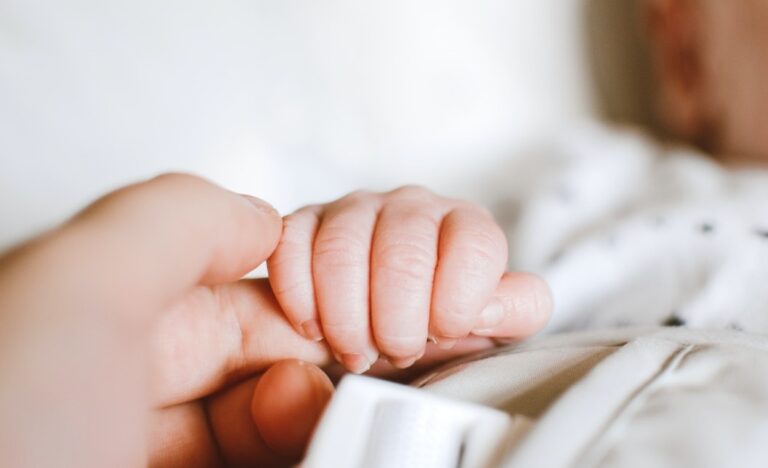 Bambino di 1 anno e mezzo muore soffocato da un tappo