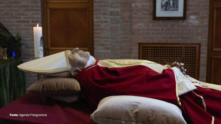Benedetto XVI, la salma a San Pietro: visita di Mattarella e Meloni (VIDEO)