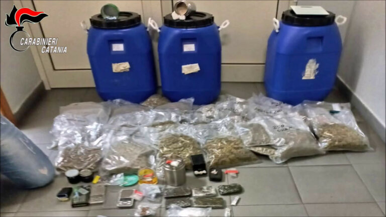 Controllavano in video il “deposito” di droga, due arresti nel Catanese (VIDEO)