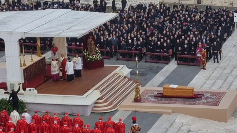 Funerali Benedetto XVI, il coro dei fedeli: “Santo subito” (VIDEO)
