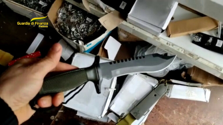 GdF sequestra oltre 10.000 armi, tra cui pugnali e katane