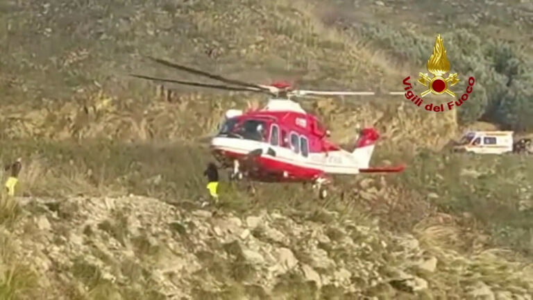 Incidente mortale a Castelmola: i soccorsi dei VdF (VIDEO) Incidente mortale a Castelmola: i soccorsi dei VdF (VIDEO)