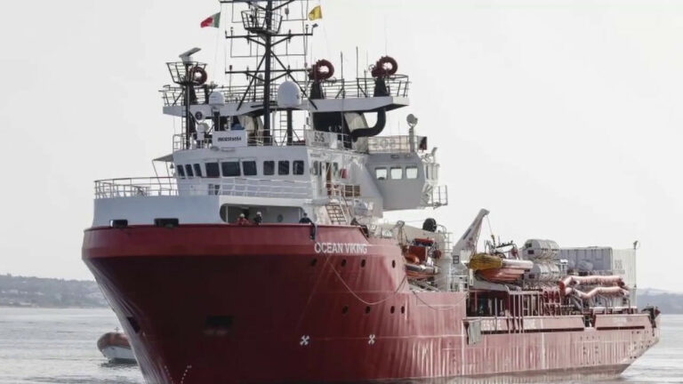 Migranti, la Ocean Viking giunta ad Ancona (VIDEO)
