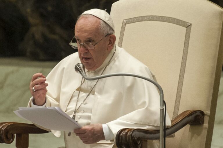 Il Papa ai giovani del Congo: “Dalle vostre mani può venire la pace”