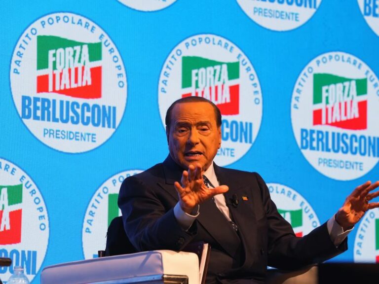 Berlusconi: “Liberiamo l’Italia dalla burocrazia, Stato non è ostacolo” Berlusconi: “Liberiamo l’Italia dalla burocrazia, Stato non è ostacolo”