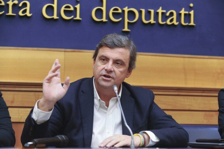 Migranti, Calenda: “Sarà un’estate di sbarchi, serve un piano”