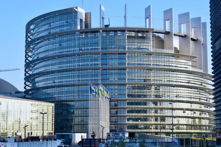 Ucraina, Parlamento Ue: “Aiuti militari per tutto il tempo necessario”