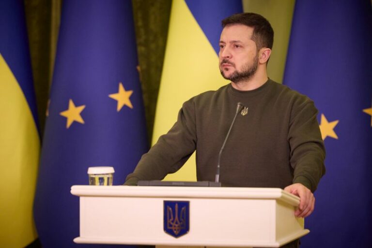 Ucraina, Zelensky: “Berlusconi? Non ha avuto casa bombardata dai russi”