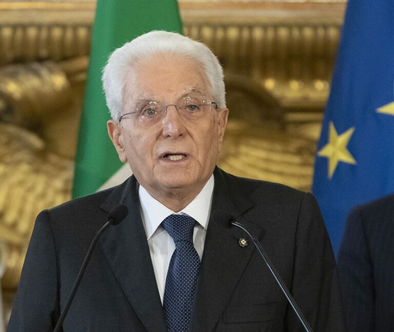 Mattarella promulga il Milleproroghe: “Ma perplessità sui balneari”