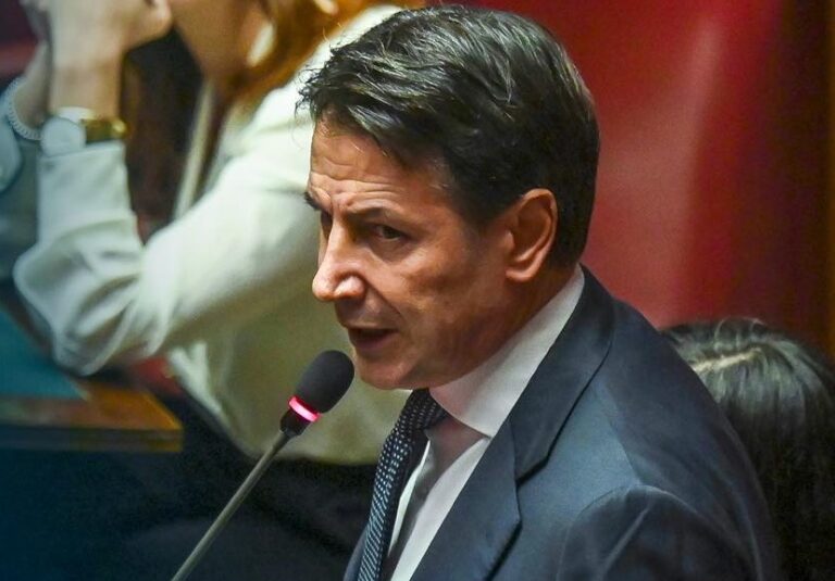 M5S: “No alla beatificazione a reti unificate di Berlusconi”
