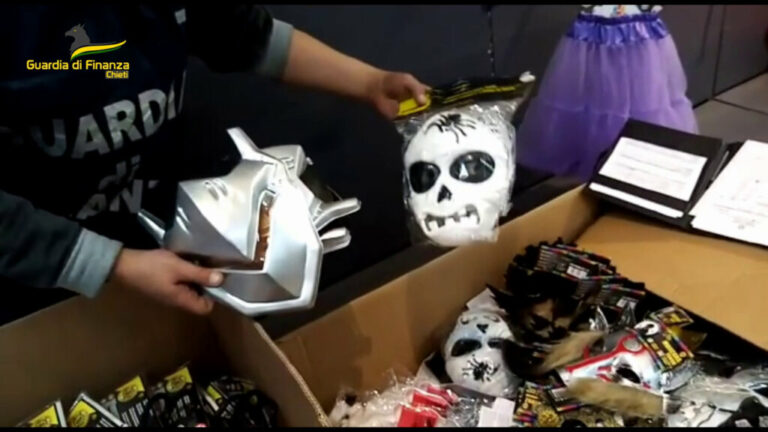 Carnevale, sequestrati oltre 1.500 articoli contraffatti Carnevale, sequestrati oltre 1.500 articoli contraffatti