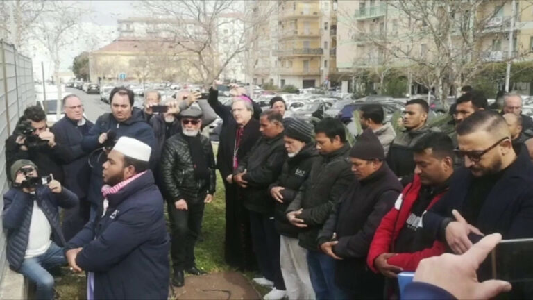 Naufragio nel crotonese, Imam in preghiera per le vittime