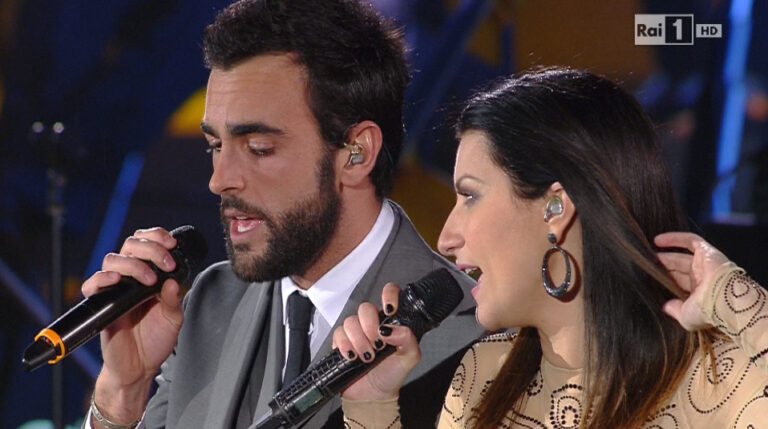 Sanremo, i fans di Laura Pausini: “Auguri a Mengoni, quella sera a Taormina…”