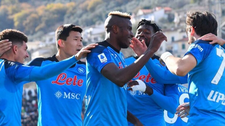 Napoli inarrestabile: tris allo Spezia, azzurri vicini allo scudetto