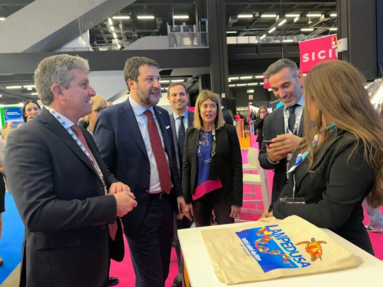 Salvini in visita allo stand della Sicilia alla Bit 