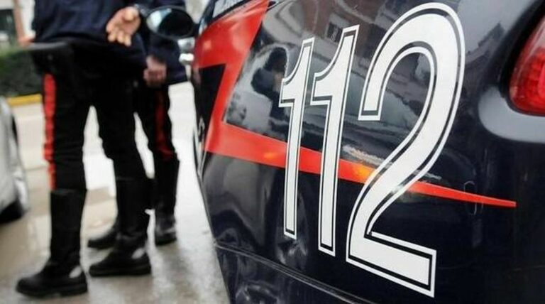 Bimba di un anno muore in auto: il papà l’ha dimenticata nel seggiolino