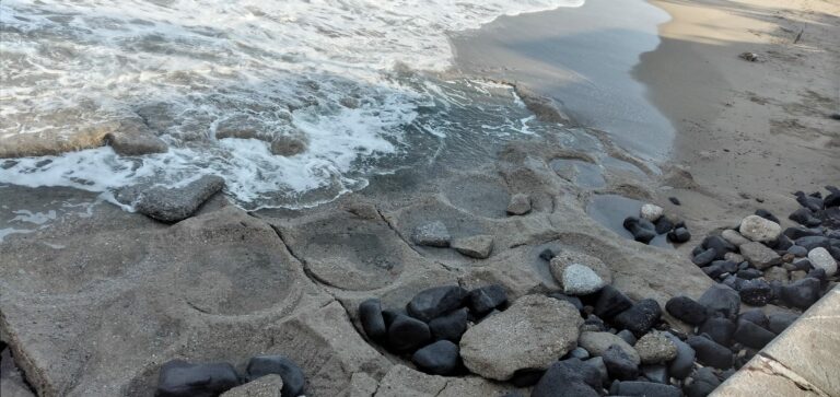 Spiaggia di Naxos: la mareggiata fa riemergere il mistero dei cerchi Spiaggia di Naxos: la mareggiata fa riemergere il mistero dei cerchi