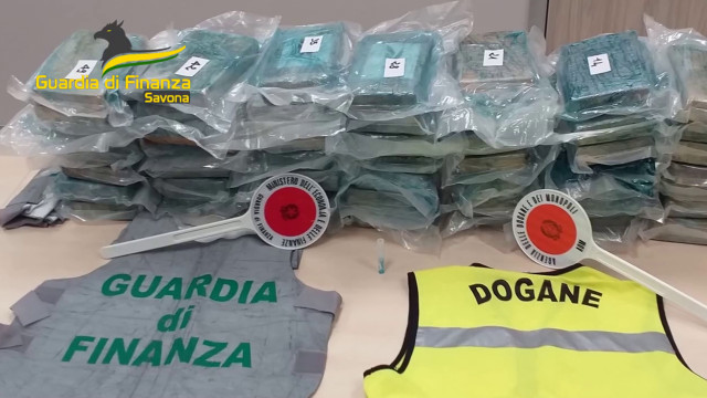 Maxi sequestro di cocaina nascosta tra le banane