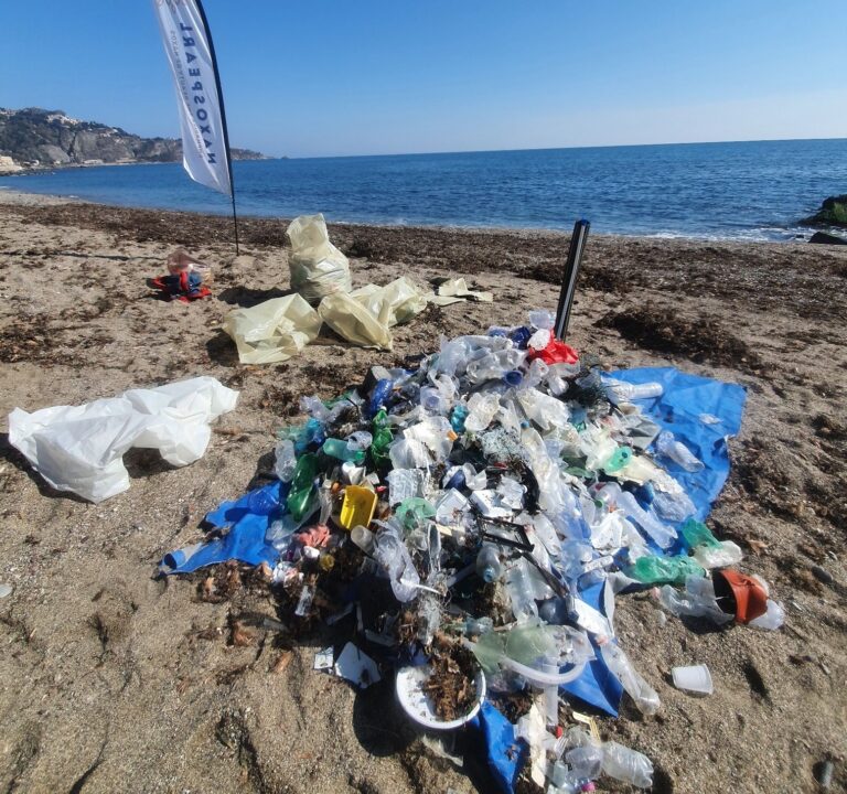 Naxos Pearl e il maratoneta Ferrara bonificano la spiaggia di Giardini (VIDEO) Naxos Pearl e il maratoneta Ferrara bonificano la spiaggia di Giardini (VIDEO)
