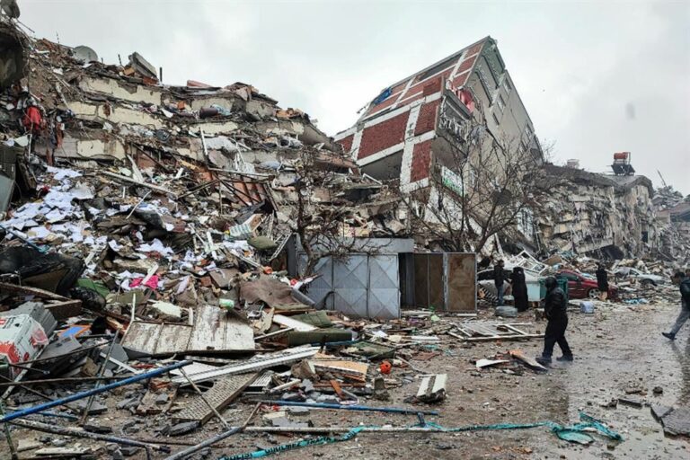 Sisma Turchia: 29 mila vittime, arrestati 100 costruttori