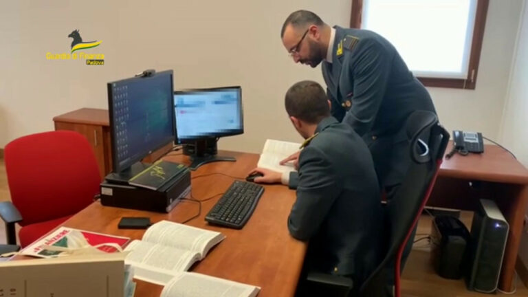 Finto cieco scoperto alla guida dell’auto