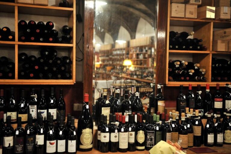 Vino, Centinaio: “Fare fronte comune contro etichette Irlanda”