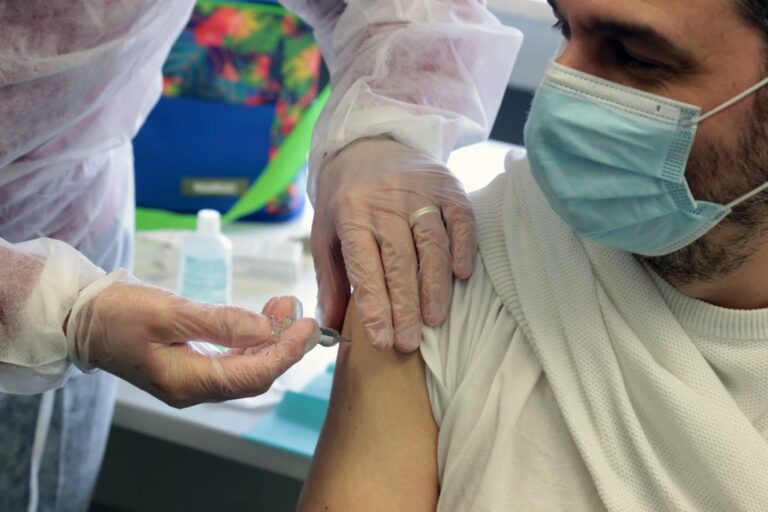 Vaccini anti-Covid, al via la distribuzione dosi Vaccini anti-Covid, al via la distribuzione dosi