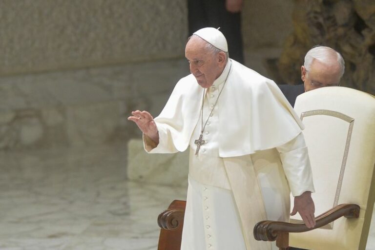 Papa: “Lavorare per la pace contro l’indifferenza”