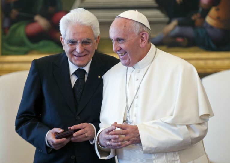 Mattarella a Papa Francesco: “Auguri e riconoscenza per il suo operato”