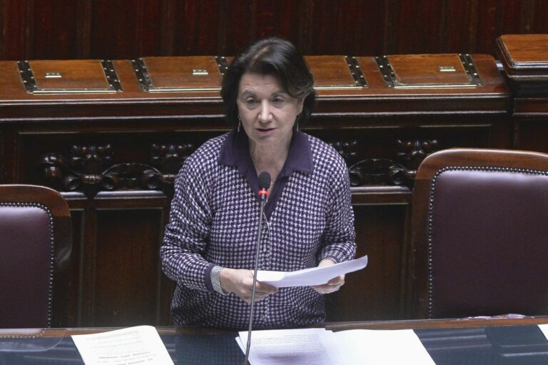 Roccella: “Faremo legge contro utero in affitto”