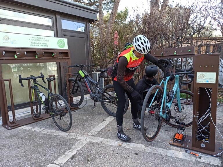 Il Parco di Naxos pensa ai cicloturisti: stazione di ricarica per bici elettriche