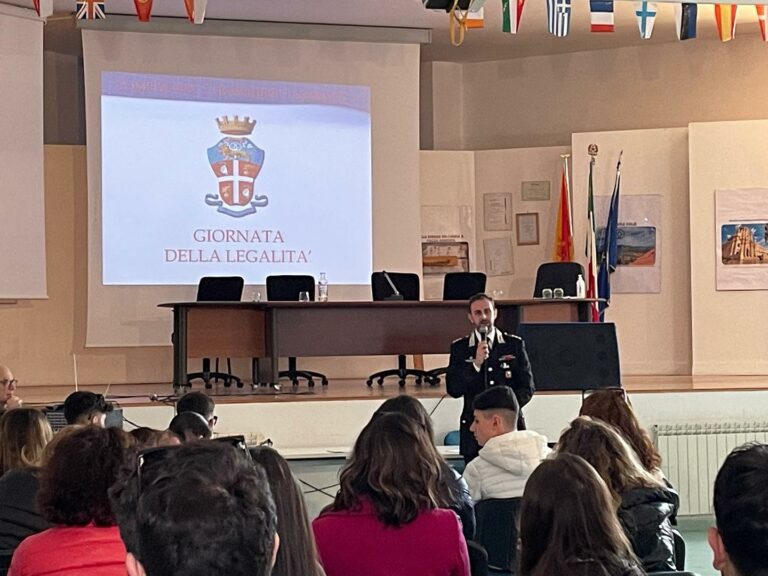 Carabinieri in “cattedra” al Pugliatti di Taormina: lezione di legalità