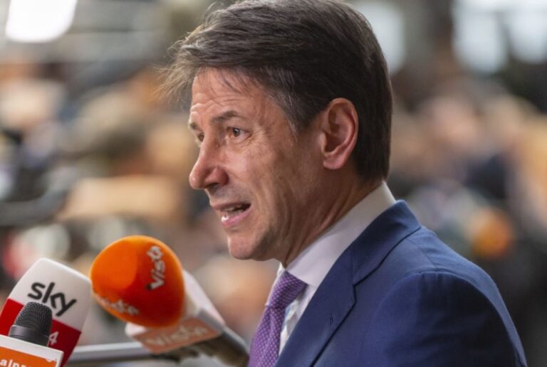 Conte aggredito da un No Vax: “Deriva di irresponsabili”