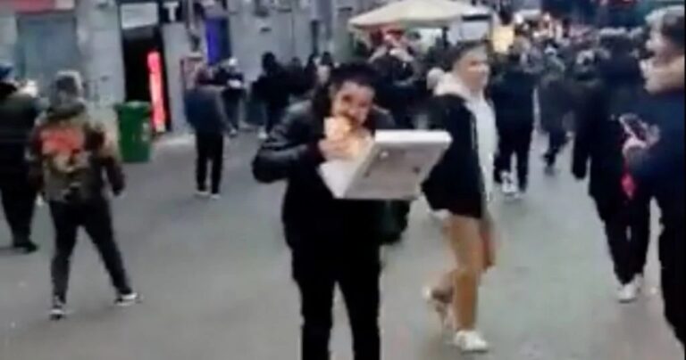 Mangia la pizza durante gli scontri: schiaffo virale agli ultras tedeschi