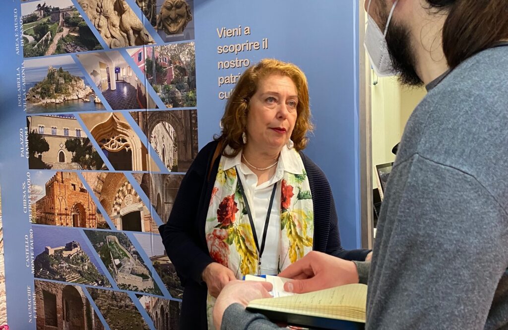 Tourisma 2023, Parco Naxos-Taormina protagonista a Firenze 1 Parco Naxos Taormina la direttrice archeologa Gabriella Tigano a Tourisma 2023 Firenze 24 26 marzo