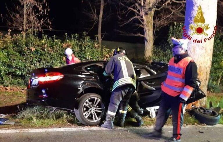 Auto contro un albero: morte due ragazze Auto contro un albero: morte due ragazze