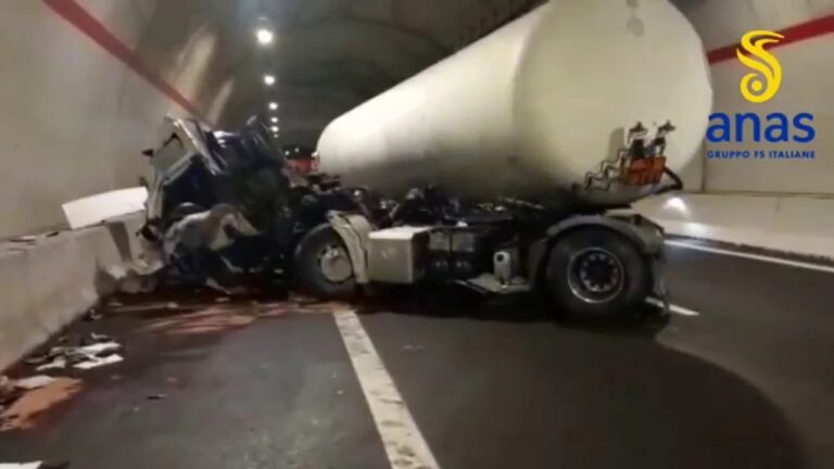 Si ribalta cisterna di gas in autostrada, un ferito