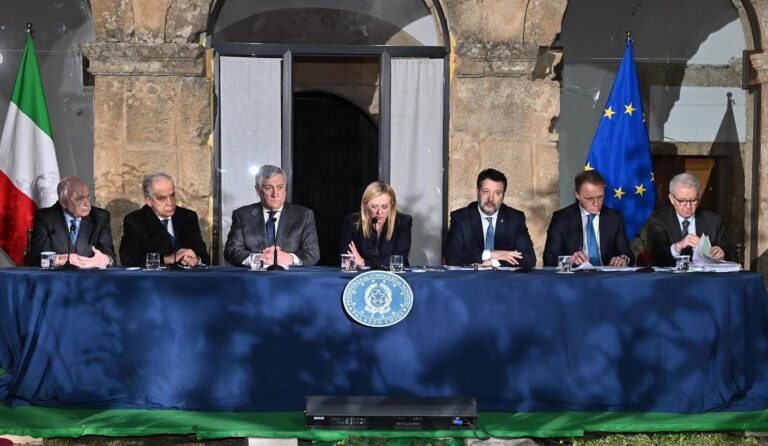 Migranti, Meloni: “Determinati a sconfiggere tratta essere umani”