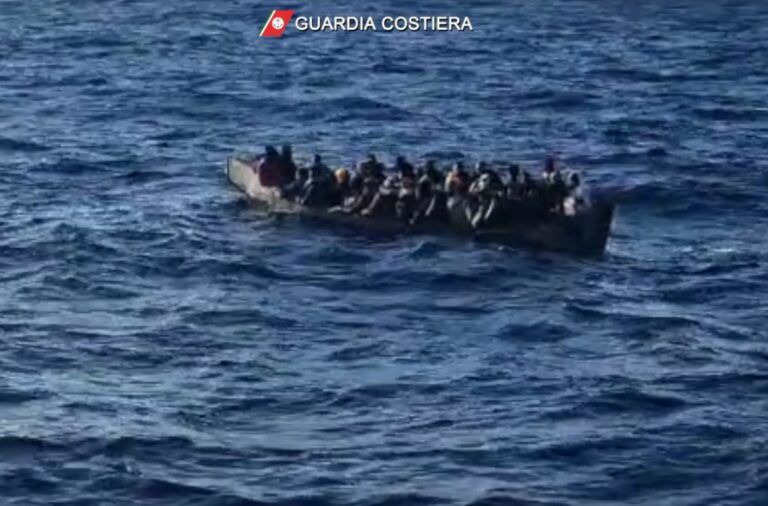 Sbarchi continui a Lampedusa, 20 migranti in salvo e un cadavere