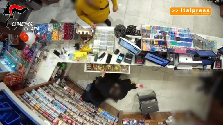 Rapina tabaccheria nel catanese e viene arrestato, le immagini