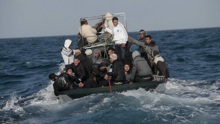 UE: “Impegnati per smantellare le attività degli scafisti”