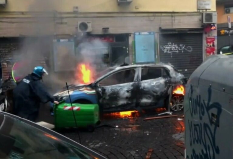 Guerriglia choc a Napoli, tifosi tedeschi devastano il centro e incendiano auto Polizia
