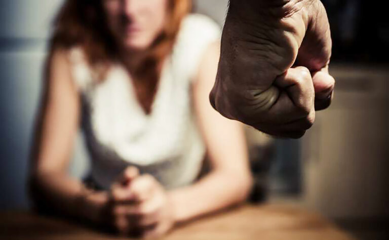 Minaccia e picchia la moglie, 58enne arrestato