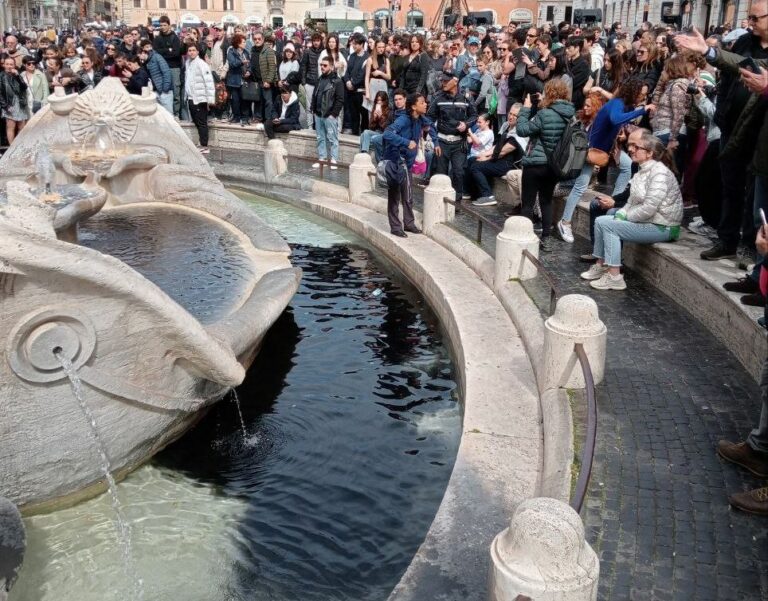 Ultima Generazione imbratta la Barcaccia del Bernini a Roma, Sangiuliano: “Ora basta”