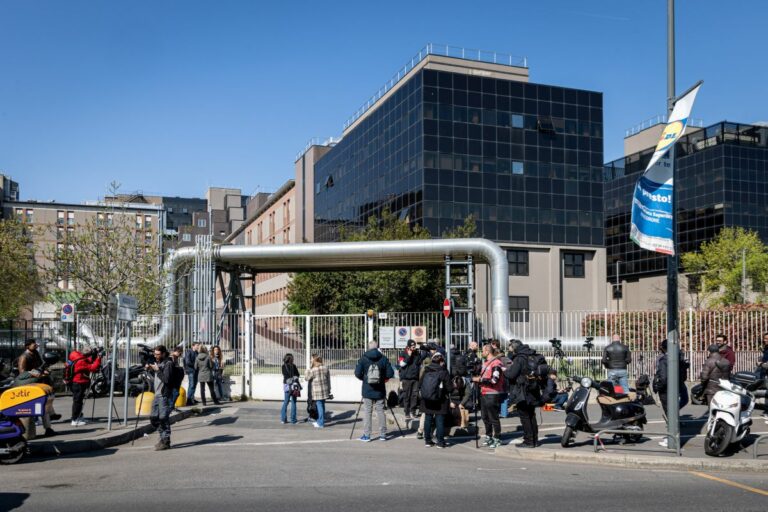 Seconda notte in ospedale per Berlusconi, Tajani: “Reagisce alle cure”