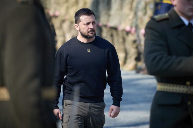 Ucraina, Zelensky: “Il mondo reagisca sulla decapitazione dei soldati”