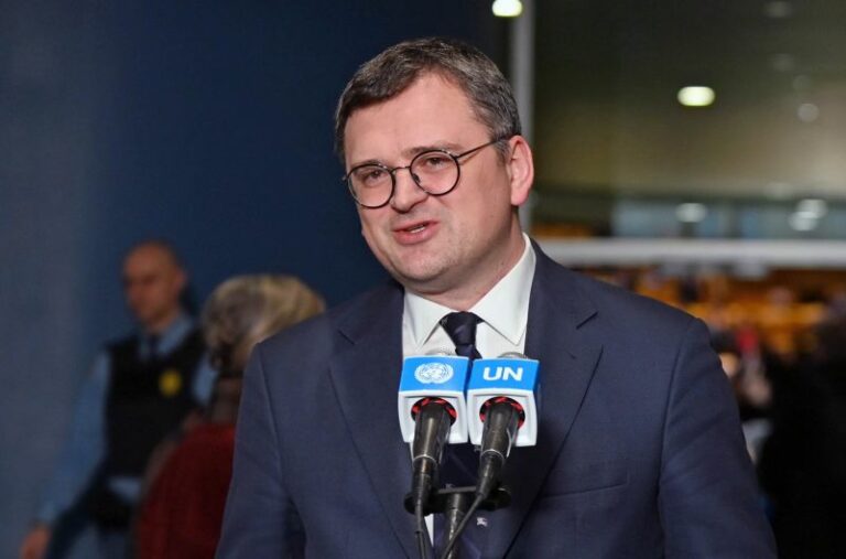 Ucraina, Kuleba all’Ue: “Servono armi, no scorciatoie”