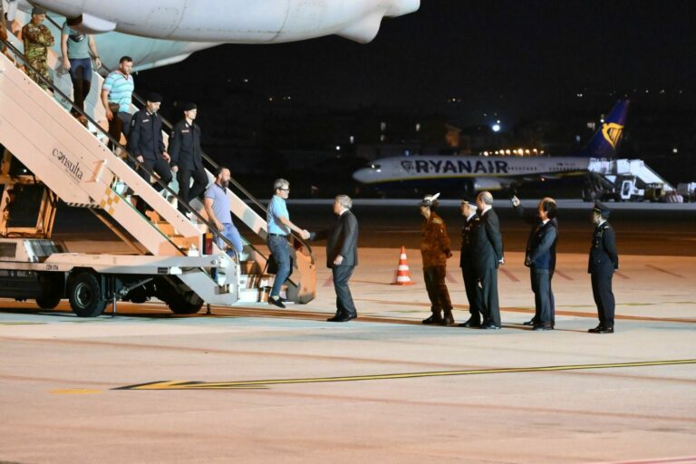 Atterrato primo aereo con italiani evacuati dal Sudan, ad accoglierli Tajani Atterrato primo aereo con italiani evacuati dal Sudan, ad accoglierli Tajani