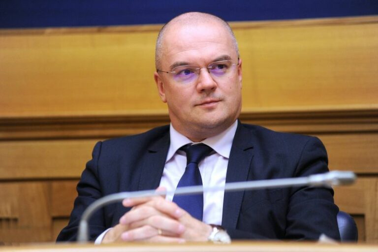 Borghi lascia il Pd e passa a Iv: “Con Schlein partito massimalista”